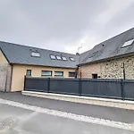 Mont Des Herbus Obione Dans La Baie Du Mont Saint Michel, Petit Village Calme