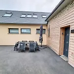 Mont Des Herbus Obione Dans La Baie Du Mont Saint Michel, Petit Village Calme * Vains